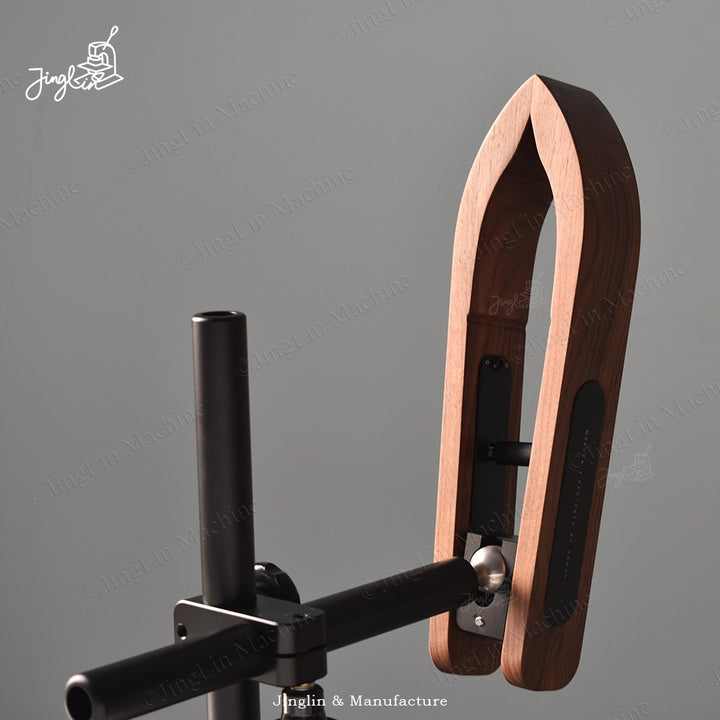 Maxita Stitching Pony: Close-Up on the Wooden Clamp Head and the Multi-axis Ball Joint for Angle Adjustment.